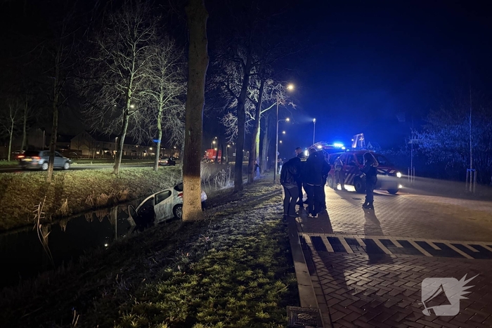 Personenauto belandt deels in water