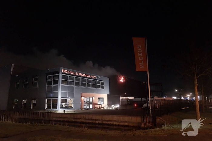 Brandweer bestrijdt zeer grote brand in bedrijfspand