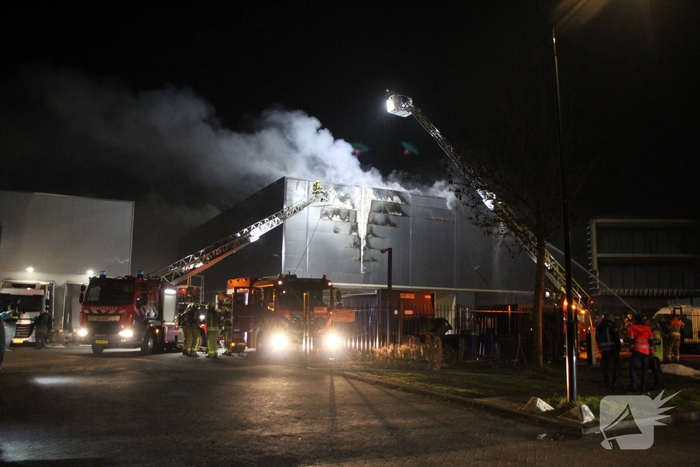 Brandweer bestrijdt zeer grote brand in bedrijfspand