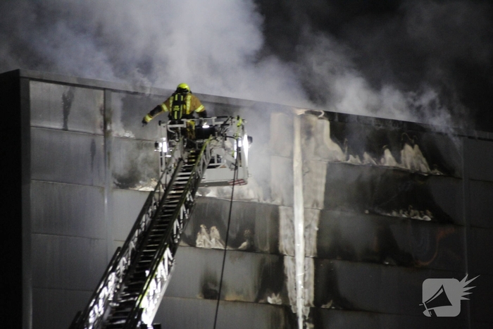 Brandweer bestrijdt zeer grote brand in bedrijfspand