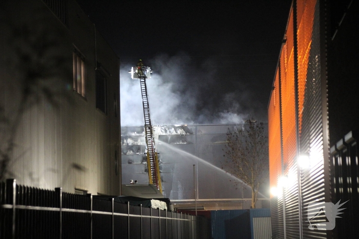 Brandweer bestrijdt zeer grote brand in bedrijfspand