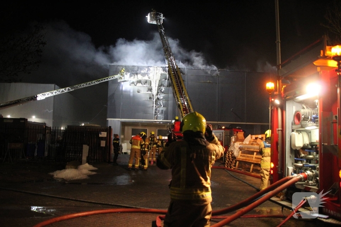 Brandweer bestrijdt zeer grote brand in bedrijfspand
