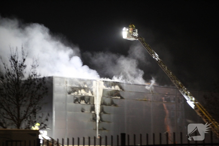 Brandweer bestrijdt zeer grote brand in bedrijfspand