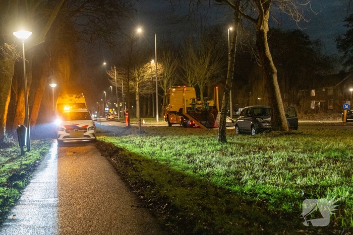 Vrouw naar ziekenhuis na botsing tegen boom