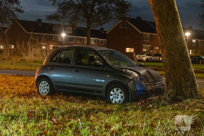 Vrouw naar ziekenhuis na botsing tegen boom