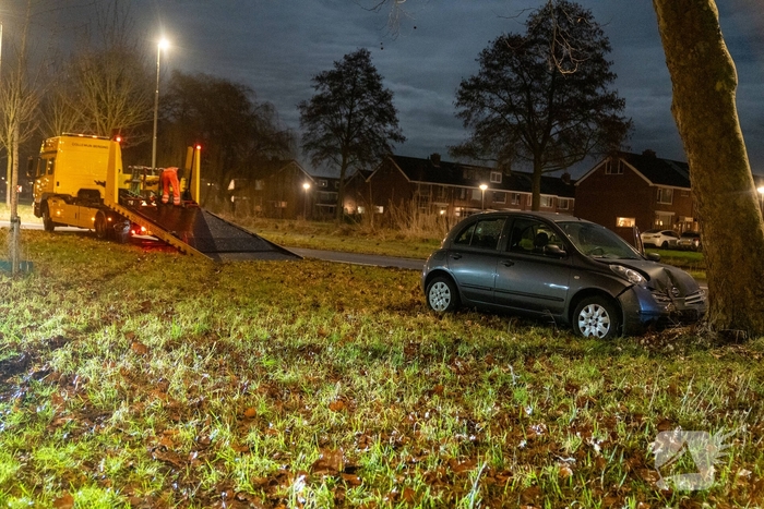 Vrouw naar ziekenhuis na botsing tegen boom