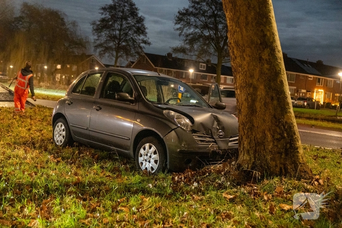 Vrouw naar ziekenhuis na botsing tegen boom