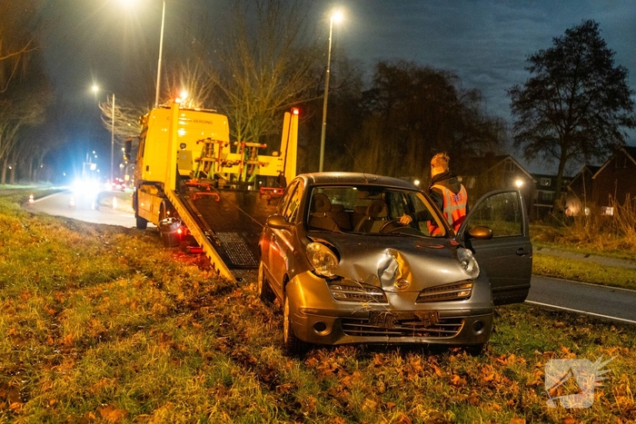 Vrouw naar ziekenhuis na botsing tegen boom