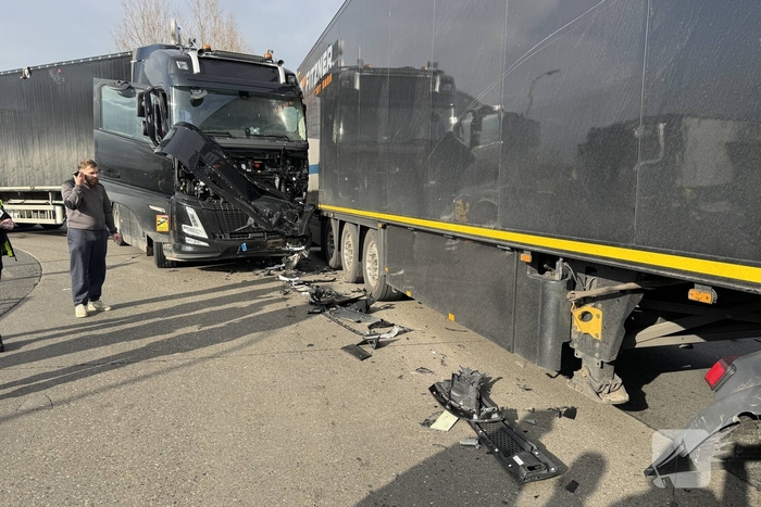 Vrachtwagens botsen op rotonde zonder gewonden