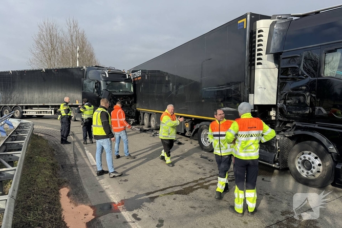 Vrachtwagens botsen op rotonde zonder gewonden