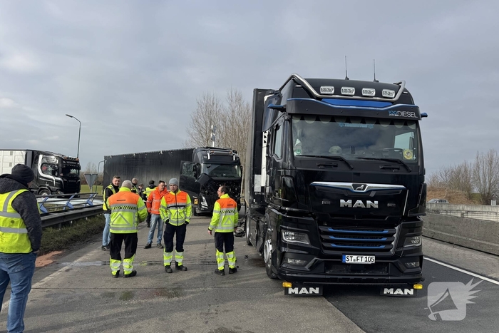 Vrachtwagens botsen op rotonde zonder gewonden