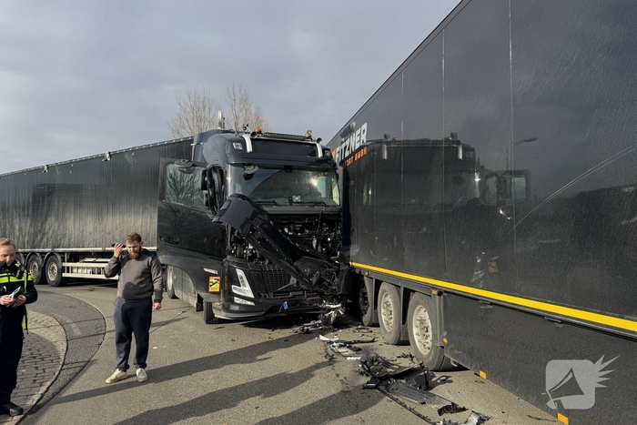 Vrachtwagens botsen op rotonde zonder gewonden