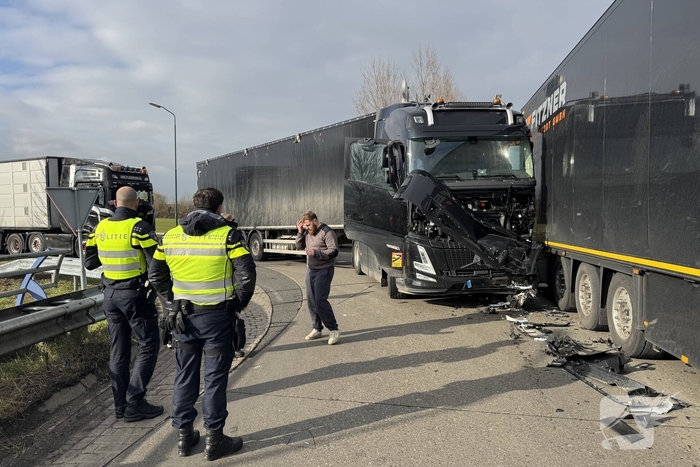 Vrachtwagens botsen op rotonde zonder gewonden