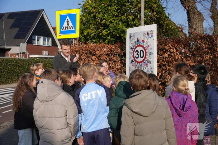 Wethouder Tyas Bijlholt bij onthulling verkeersbord