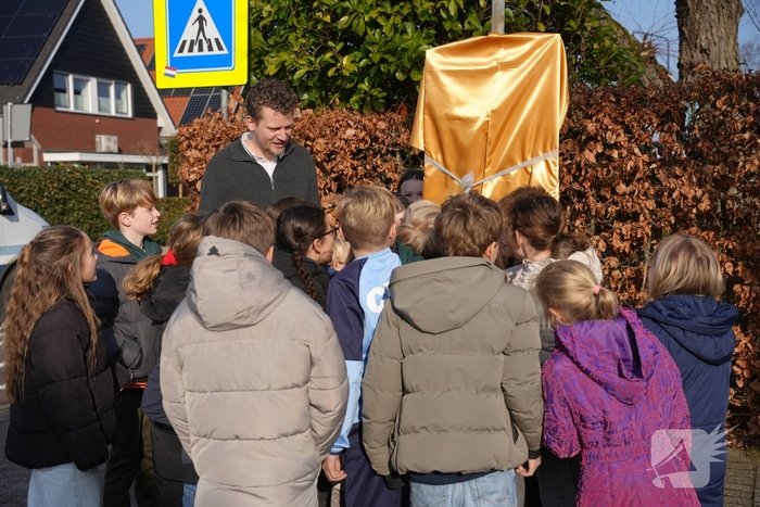 Wethouder Tyas Bijlholt bij onthulling verkeersbord