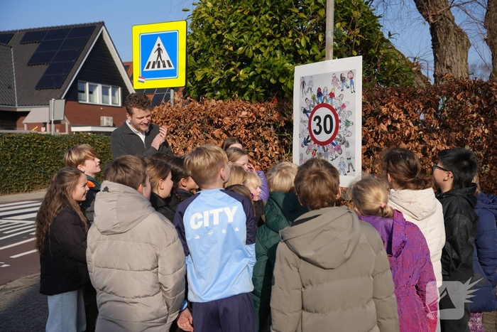 Wethouder Tyas Bijlholt bij onthulling verkeersbord