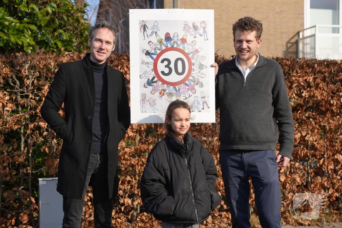 Wethouder Tyas Bijlholt bij onthulling verkeersbord