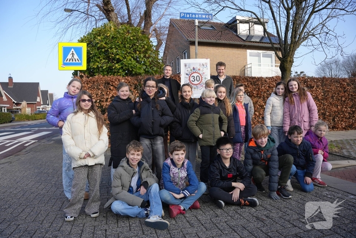 Wethouder Tyas Bijlholt bij onthulling verkeersbord