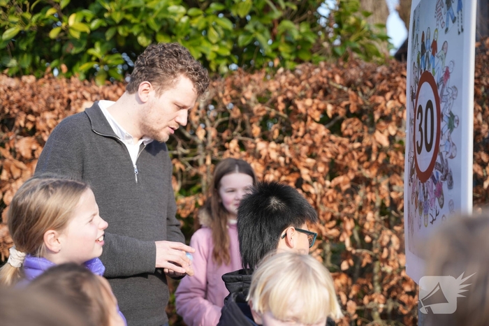 Wethouder Tyas Bijlholt bij onthulling verkeersbord