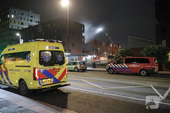 Grote woningbrand leidt tot evacuatie en rookinhalatie