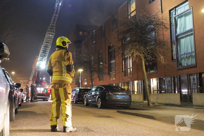 Grote woningbrand leidt tot evacuatie en rookinhalatie