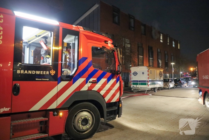 Grote woningbrand leidt tot evacuatie en rookinhalatie
