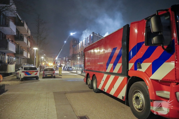 Grote woningbrand leidt tot evacuatie en rookinhalatie