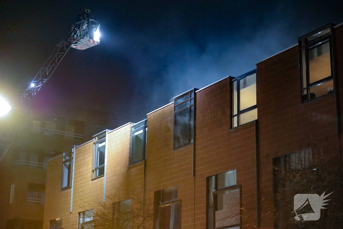 Grote woningbrand leidt tot evacuatie en rookinhalatie