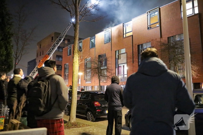 Grote woningbrand leidt tot evacuatie en rookinhalatie