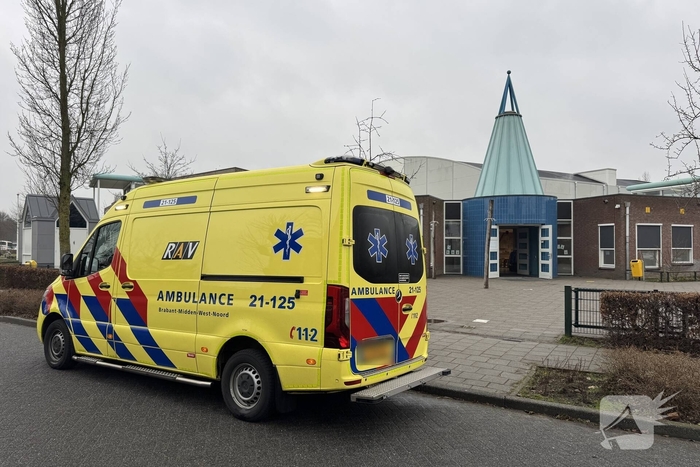 Kind valt van stoel op basisschool