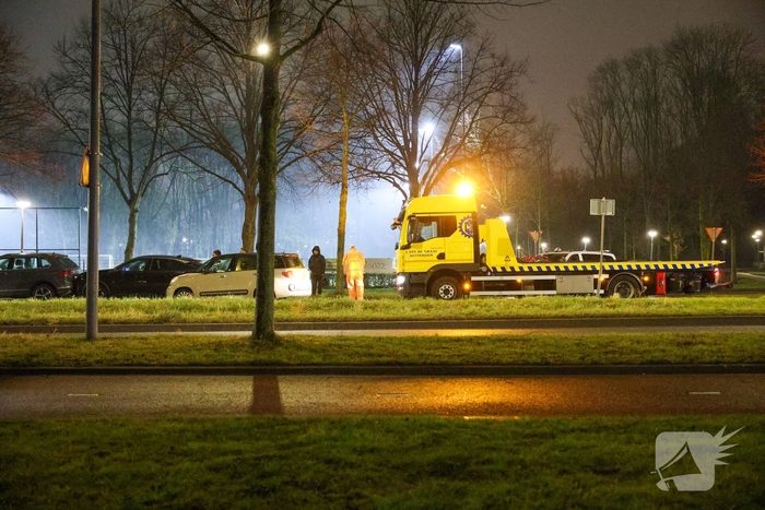 Bestuurder raakt gewond na botsing met geparkeerde auto's