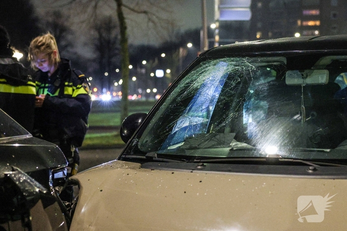 Bestuurder raakt gewond na botsing met geparkeerde auto's