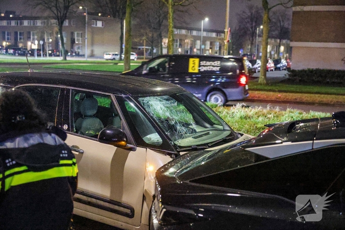 Bestuurder raakt gewond na botsing met geparkeerde auto's