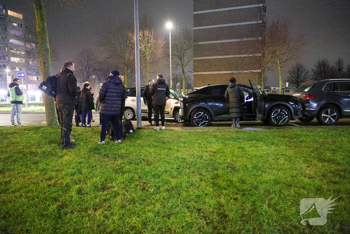 Bestuurder raakt gewond na botsing met geparkeerde auto's