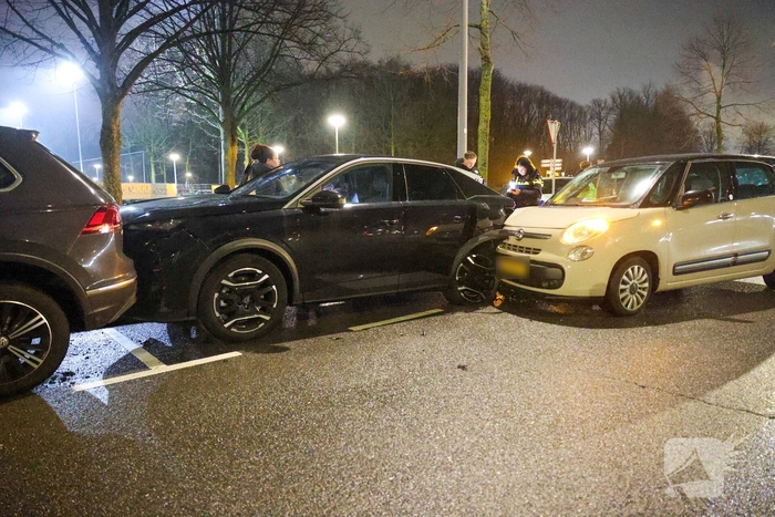 Bestuurder raakt gewond na botsing met geparkeerde auto's