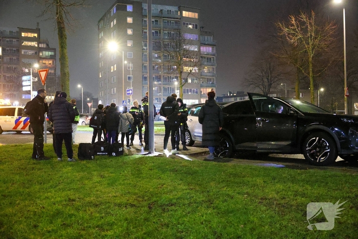 Bestuurder raakt gewond na botsing met geparkeerde auto's