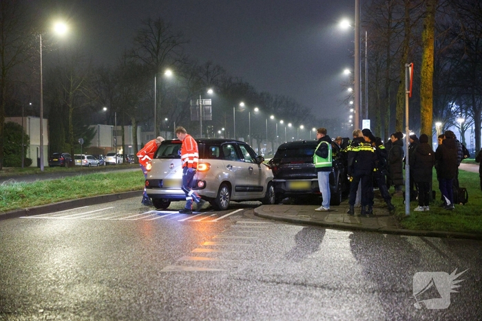 Bestuurder raakt gewond na botsing met geparkeerde auto's
