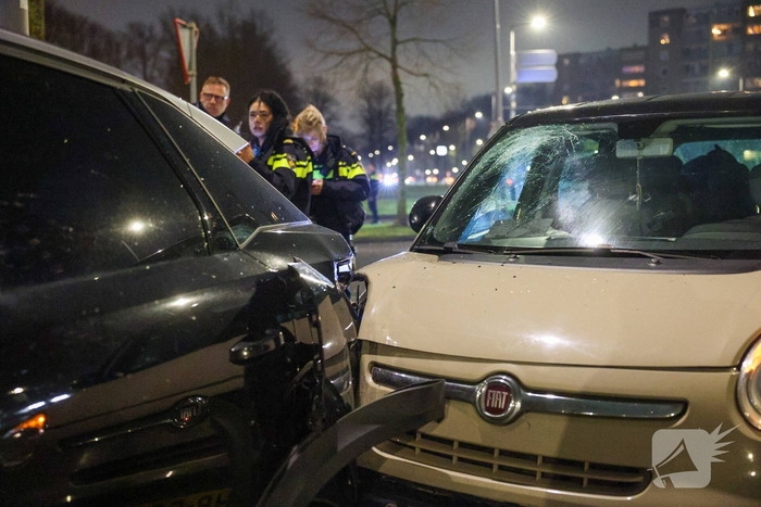 Bestuurder raakt gewond na botsing met geparkeerde auto's