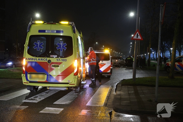 Bestuurder raakt gewond na botsing met geparkeerde auto's
