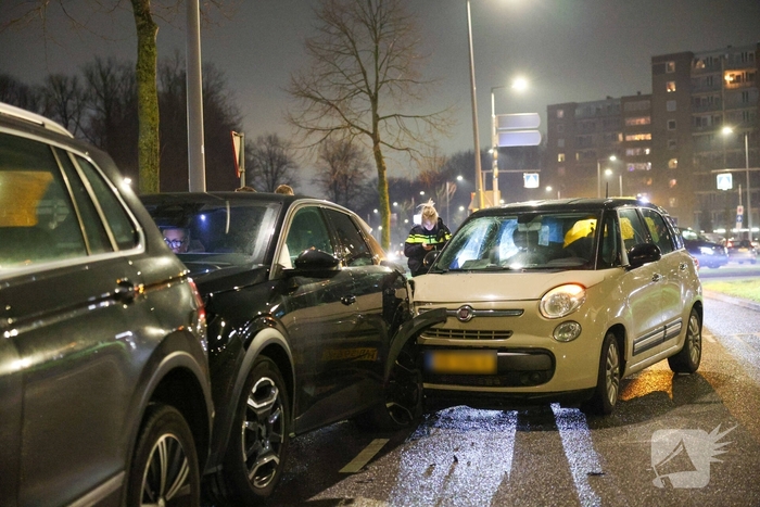 Bestuurder raakt gewond na botsing met geparkeerde auto's