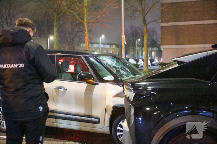 Bestuurder raakt gewond na botsing met geparkeerde auto's