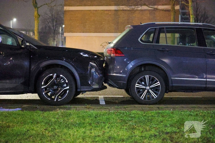 Bestuurder raakt gewond na botsing met geparkeerde auto's