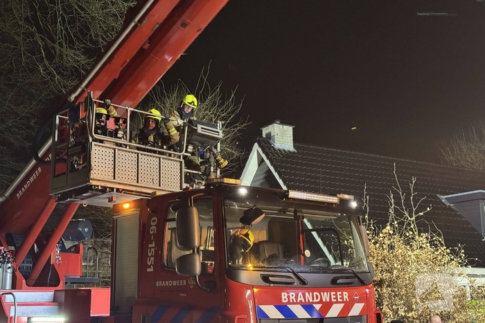Hoogwerker ingezet bij schoorsteenbrand