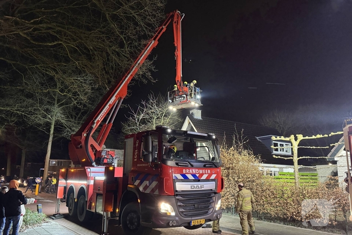 Hoogwerker ingezet bij schoorsteenbrand