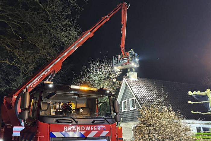 Hoogwerker ingezet bij schoorsteenbrand