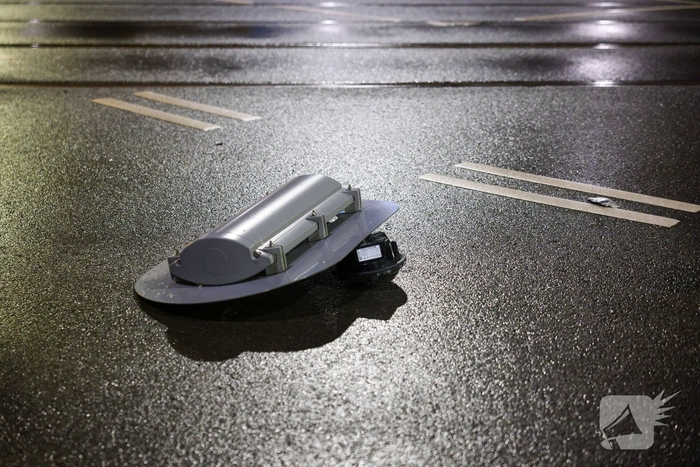 Auto rijdt stoplicht omver op druk kruispunt