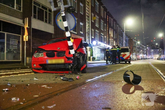 Auto rijdt stoplicht omver op druk kruispunt