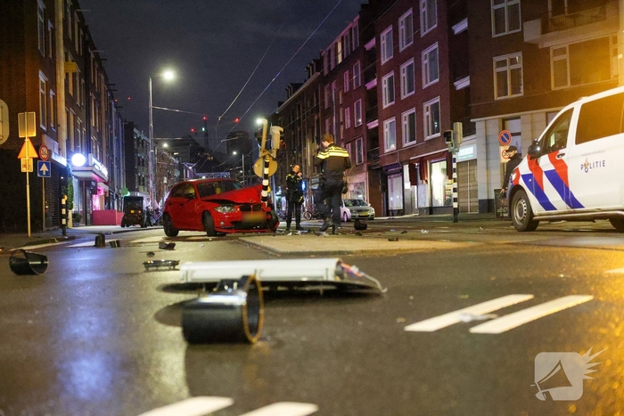Auto rijdt stoplicht omver op druk kruispunt