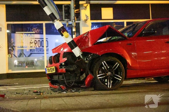 Auto rijdt stoplicht omver op druk kruispunt