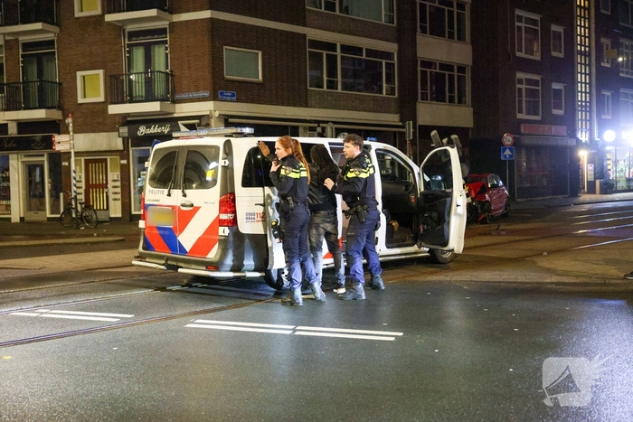 Auto rijdt stoplicht omver op druk kruispunt